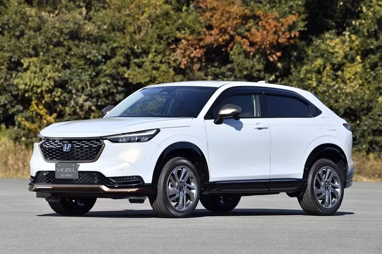 Với sự tăng giá đó, Honda HR-V hoàn toàn mới khi cập bến Malaysia tất nhiên cũng nhận được một số nâng cấp. Biến thể G cơ sở sẽ có đèn sương mù LED và bánh xe hợp kim 16 inch thể thao hơn.