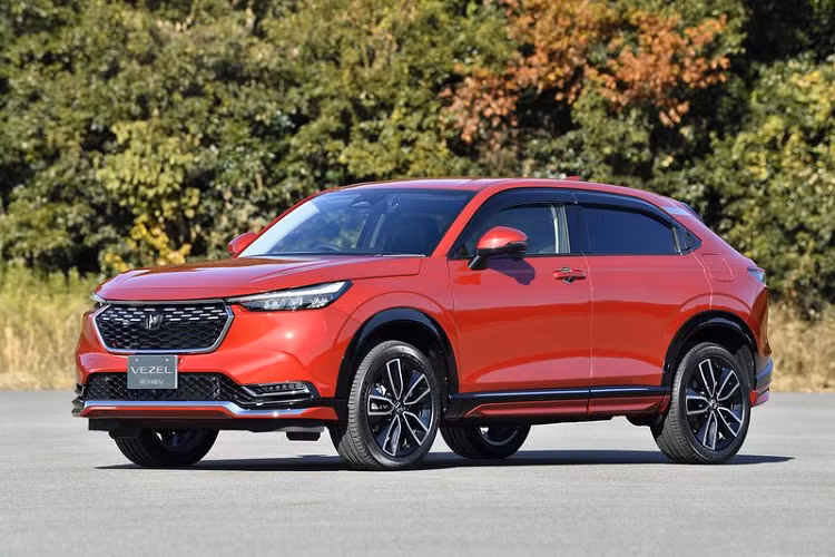 Bước sang thế hệ mới, mẫu xe crossover Honda HR-V đã trải qua một cuộc cách mạng toàn diện từ ngoài và trong. Mặt tiền của Honda HR-V 2021 trông táo bạo và bề thế hơn hẳn so với mẫu xe cũ, với lưới tản nhiệt lục giác mềm mại có vẻ được lấy cảm hứng từ ngôn ngữ thiết kế Kodo nhà Mazda.
