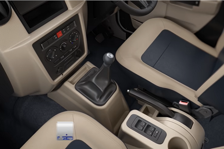 Nhà sản xuất thậm chí còn thiết kế một bậc cửa tiện lợi. Các ghế ở phía sau có thể gập lên để tạo thêm chỗ nếu không có ai ở đó, nhờ vậy mà tạo ra nhiều không gian chứa hành lý hơn.