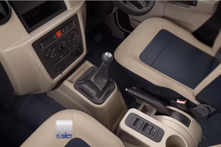 Nhà sản xuất thậm chí còn thiết kế một bậc cửa tiện lợi. Các ghế ở phía sau có thể gập lên để tạo thêm chỗ nếu không có ai ở đó, nhờ vậy mà tạo ra nhiều không gian chứa hành lý hơn.