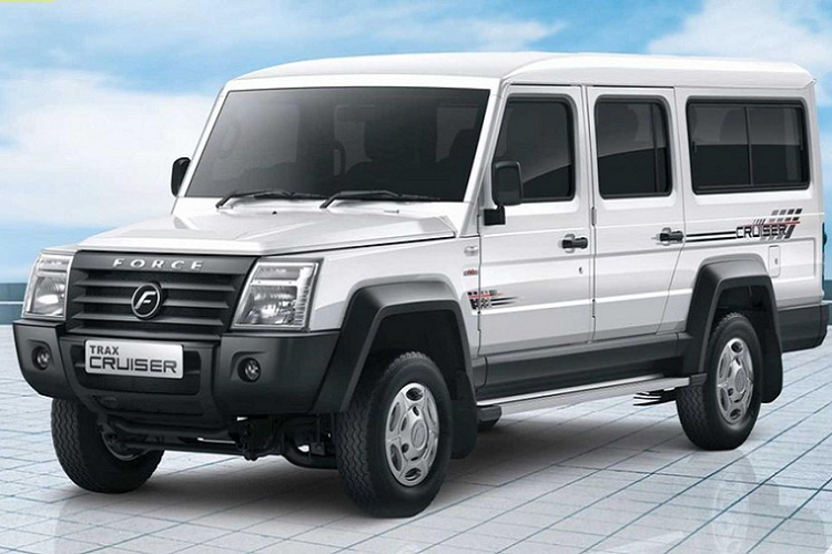Để phù hợp với nhiều người như vậy, mẫu xe SUV Force Motors Trax có các cách sắp xếp chỗ ngồi kỳ lạ. Phiên bản 10 người có chỗ ngồi cho 3 người ở hàng ghế trước, 3 người nữa ở hàng thứ hai, 2 người dựa vào mỗi tường bên ở phía sau, và một chút không gian chứa hành lý. Phiên bản 13 người có không gian cho 2 người ở phía trước, 3 người ở giữa, 4 người dựa vào mỗi tường bên ở phía sau, và không có chỗ cho bất kỳ hành lý nào.