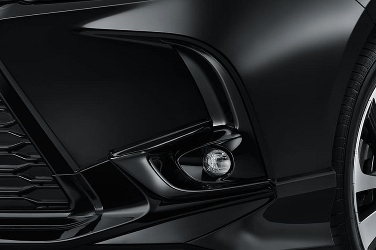 Bên cạnh đó là hốc đèn sương mù trước màu đen...