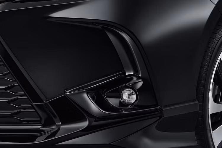 Bên cạnh đó là hốc đèn sương mù trước màu đen...