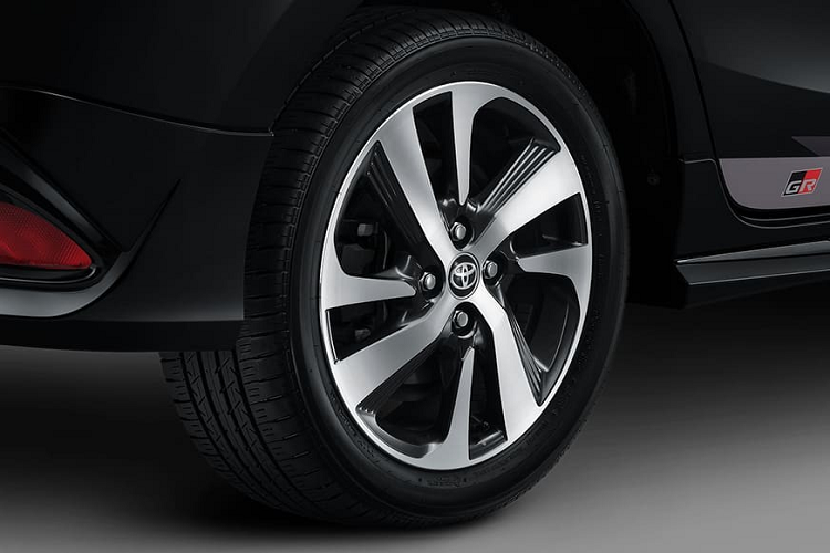 Nguồn cung cấp sức mạnh cho Toyota Yaris GR Sport 2022 tại thị trường Indonesia là khối động cơ xăng VVT-i 4 xi-lanh, dung tích 1.5L như bản thường. Động cơ này tạo ra công suất tối đa 107 mã lực tại tua máy 6.000 vòng/phút và mô-men xoắn cực đại 140 Nm tại tua máy 4.200 vòng/phút. Động cơ đồng hành với hộp số sàn 5 cấp hoặc hộp số biến thiên vô cấp CVT với 7 cấp số ảo.