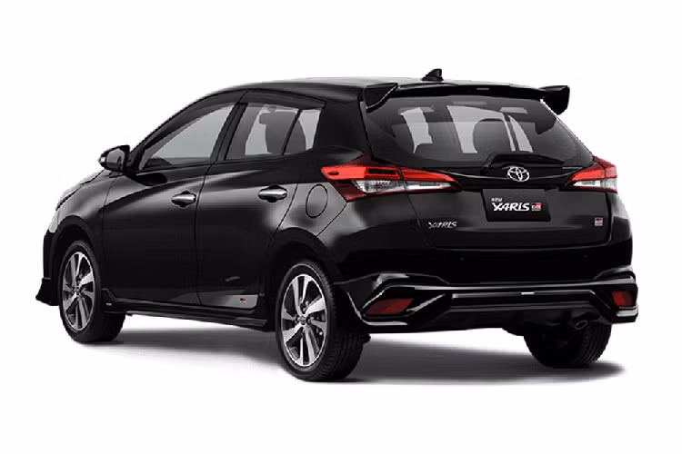Bên ngoài, Toyota Yaris phiên bản GR Sport mới cũng được trang bị bộ body kit chính hãng và trông thể thao hơn bản thường. Cụ thể, bộ body kit này bao gồm cánh lướt gió gầm phía trước...