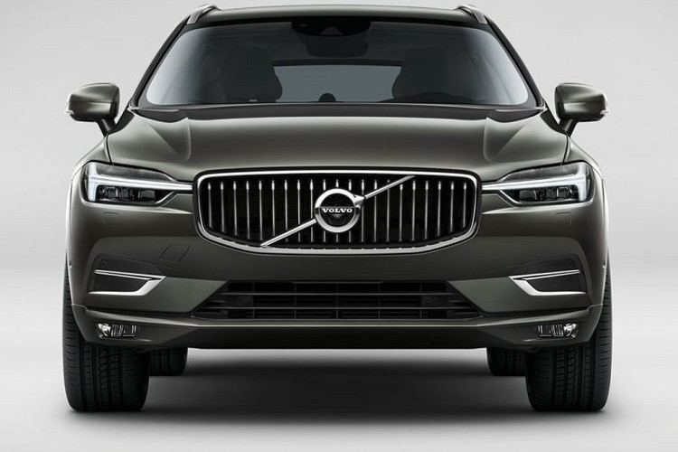 Phiên bản tiêu chuẩn T6 của Volvo XC60 được trang bị động cơ xăng tăng áp 4 xi-lanh dung tích 2.0 lít, cho công suất 250 mã lực và mô-men xoắn 350 Nm, một mô-tơ điện đặt ở cầu sau cung cấp thêm 86 mã lực nâng tổng công suất xe lên 336 mã lực và mô-men xoắn cực đại 590 Nm. Xe sử dụng hệ dẫn động 4 bánh toàn thời gian (AWD) và hộp số tự động 8 cấp, tăng tốc từ 0-100 km/h trong vòng 5,9 giây.