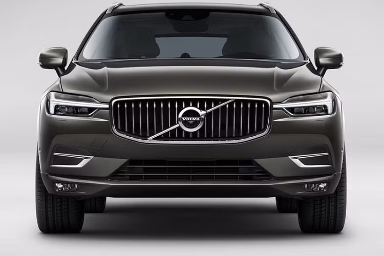 Phiên bản tiêu chuẩn T6 của Volvo XC60 được trang bị động cơ xăng tăng áp 4 xi-lanh dung tích 2.0 lít, cho công suất 250 mã lực và mô-men xoắn 350 Nm, một mô-tơ điện đặt ở cầu sau cung cấp thêm 86 mã lực nâng tổng công suất xe lên 336 mã lực và mô-men xoắn cực đại 590 Nm. Xe sử dụng hệ dẫn động 4 bánh toàn thời gian (AWD) và hộp số tự động 8 cấp, tăng tốc từ 0-100 km/h trong vòng 5,9 giây.