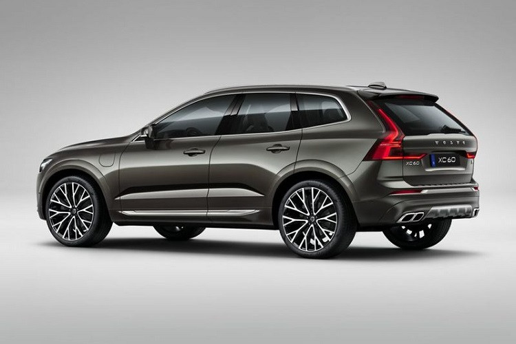 Mô-tơ điện plug-in hybrid này còn cho phép xe di chuyển ở chế độ thuần điện trong phạm vi trong khoảng từ 45-53 km. Chủ xe cần 3 tiếng đồng hồ để sạc đầy mô-tơ này nếu sử dụng ổ cắm 240V. Mạnh mẽ nhất trong dòng sản phẩm đó chính là biến thể hiệu suất cao XC60 T8 Polestar Engineered, sở hữu công suất cực đại lên tới 400 mã lực và mô-men xoắn 670 Nm, khả năng tăng tốc từ vị trí đứng yên lên 100 km/h chỉ trong 5,4 giây.