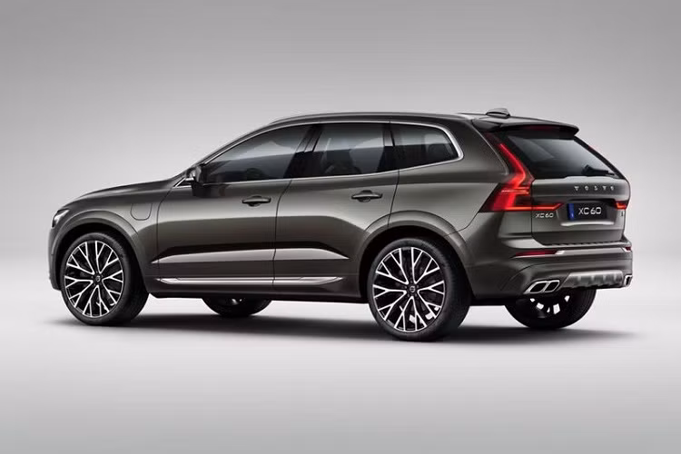 Mô-tơ điện plug-in hybrid này còn cho phép xe di chuyển ở chế độ thuần điện trong phạm vi trong khoảng từ 45-53 km. Chủ xe cần 3 tiếng đồng hồ để sạc đầy mô-tơ này nếu sử dụng ổ cắm 240V. Mạnh mẽ nhất trong dòng sản phẩm đó chính là biến thể hiệu suất cao XC60 T8 Polestar Engineered, sở hữu công suất cực đại lên tới 400 mã lực và mô-men xoắn 670 Nm, khả năng tăng tốc từ vị trí đứng yên lên 100 km/h chỉ trong 5,4 giây.