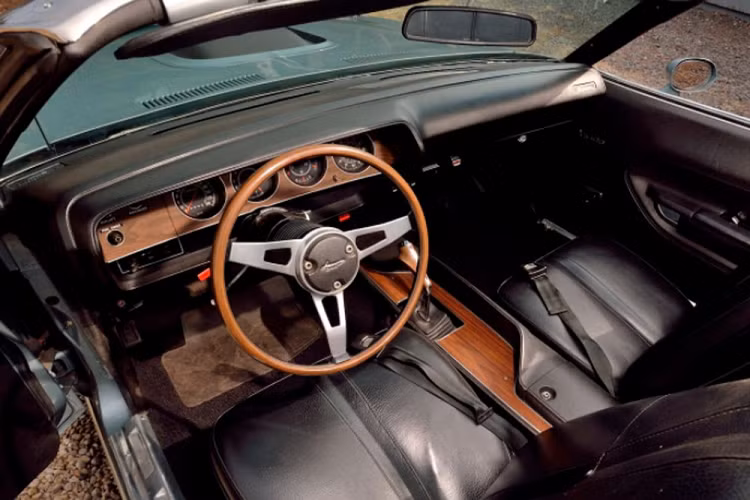 Bởi vì được sản xuất để xuất khẩu ra nước ngoài, chiếc xe cơ bắp này lại có hệ thống đồng hồ đo lường tính bằng km/h và km thay vì đơn vị dặm/h như ở Mỹ. Đồng hồ công tơ mét của nó hiện đang chỉ 98.553 km. Hơn nữa, mọi trang bị của xe đều là dạng nguyên bản. Khối động cơ Hemi V8 mạnh 425 mã lực và hộp số sàn 4 cấp với cần số Hurst Pistol Grip đều có mã số trùng khớp và nó là chiếc đời 1971 duy nhất được sản xuất ở Winchester Gray.