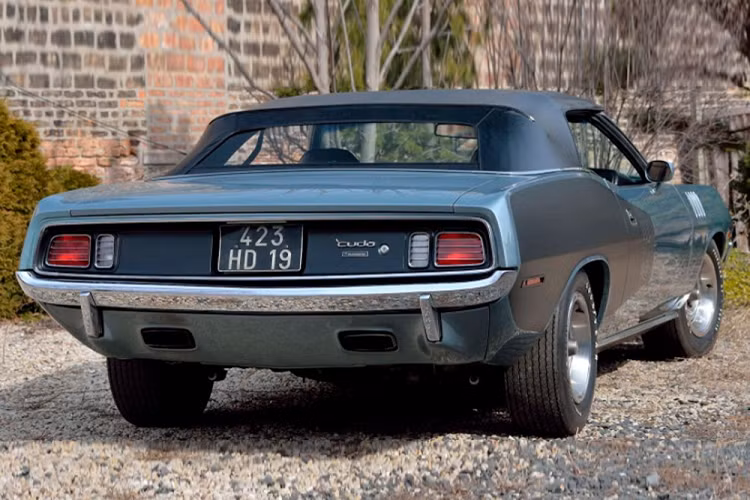Ngoài ra, một chi tiết giúp đẩy giá trị của chiếc xe cơ bắp Plymouth Hemi Cuda Convertible quý hiếm này lên cao thêm một tầng đó là vì 1971 là năm sản xuất cuối cùng của kiểu dáng mui trần. Nó sẽ được bán đấu giá vào cuối tháng này ở Indianapolis, Mỹ với giá dự tính 5,75 – 6,5 triệu USD (khoảng 132 – 149 tỷ đồng).