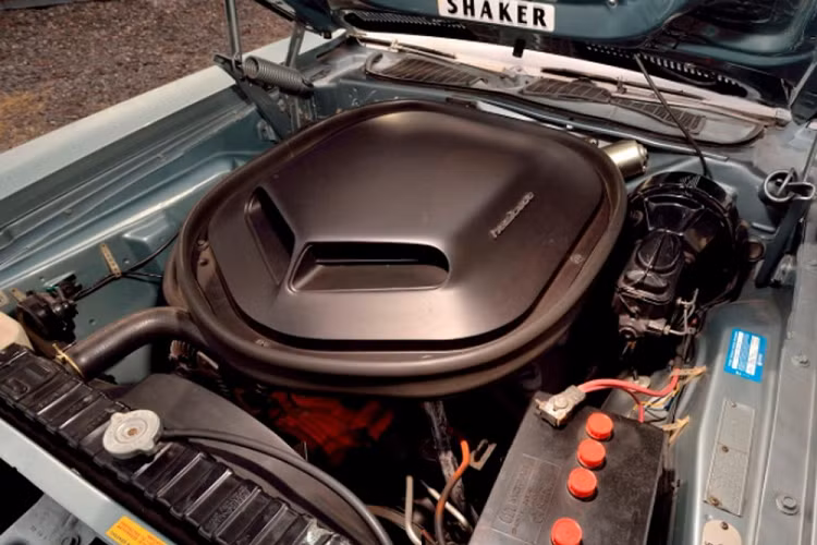 Nó là một chiếc xe cơ bắp Plymouth Hemi Cuda Convertible 1971, một trong tổng số 12 chiếc từng được sản xuất trong lịch sử. Trong 12 chiếc, 7 chiếc đã được làm cho thị trường Mỹ và 5 chiếc khác đã ra nước ngoài giống như chiếc cụ thể ở đây. Nó đã được xuất khẩu tới chủ nhân ban đầu ở Pháp và quay trở lại Mỹ trong năm 1993, và rồi đã ở bên chủ nhân hiện tại trong hơn 2 thập kỷ.