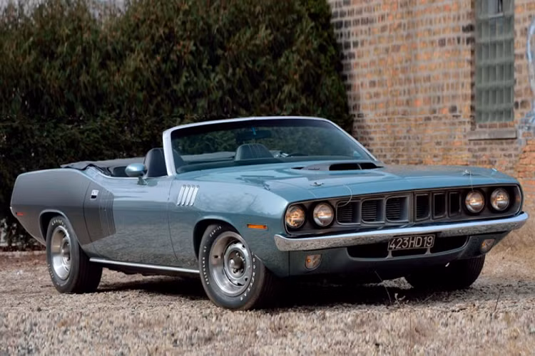 Plymouth Barracuda sẽ mãi mãi là một trong những mẫu xe cơ bắp được yêu mến nhất từ cuối những năm 1960 cho tới đầu 1970. Nhưng thế hệ thứ 3 của nó mới thực sự trở thành món hàng được săn lùng bởi những nhà sưu tập giàu có, sẵn sàng chi ra một khoản tiền lớn mà không đắn đo. Chiếc Plymouth Hemi Cuda Convertible đời 1971 trong bài viết này là một trường hợp như vậy.
