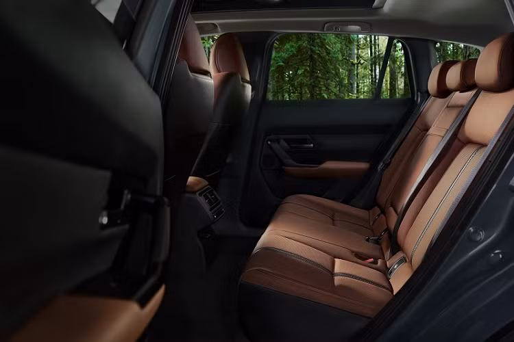 Mazda hiện chưa công bố bất kỳ thông số kỹ thuật chi tiết nào về CX-50, nhưng những hình ảnh chính thức cho thấy một khoang nội thất rộng rãi với nhiều chất liệu cao cấp. Để mang đến cho người lái cảm giác tự tin và luôn nắm quyền kiểm soát chiếc xe, buồng lái được thiết kế mở rộng với xu hướng nghiêng về phía ghế lái.