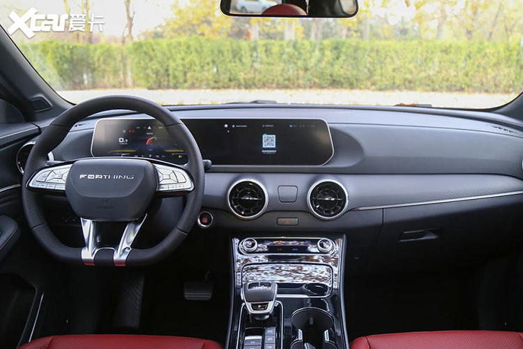 Dongfeng T5 Evo được định vị là một mẫu CUV cỡ trung và có kích thước dài x rộng x cao lần lượt là 4.565 x 1.860 x 1.690 mm, chiều dài cơ sở 2.715 mm. Xe sở hữu thiết kế bắt mắt, trẻ trung và hiện đại. Thậm chí, khi so sánh với "đồng hương" Beijing X7, Dongfeng T5 Evo còn mang diện mạo nổi bật hơn đôi chút.