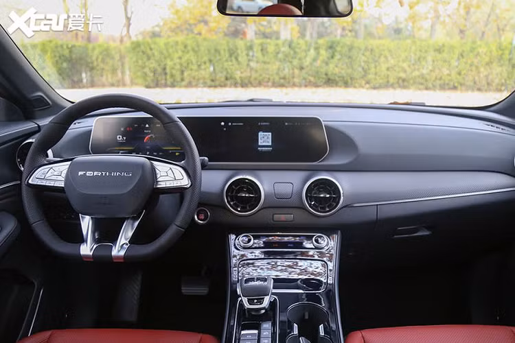 Dongfeng T5 Evo được định vị là một mẫu CUV cỡ trung và có kích thước dài x rộng x cao lần lượt là 4.565 x 1.860 x 1.690 mm, chiều dài cơ sở 2.715 mm. Xe sở hữu thiết kế bắt mắt, trẻ trung và hiện đại. Thậm chí, khi so sánh với "đồng hương" Beijing X7, Dongfeng T5 Evo còn mang diện mạo nổi bật hơn đôi chút.