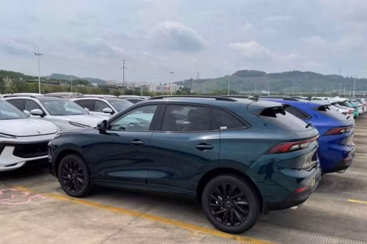 Cho tới thời điểm này, theo thông tin từ phía nhà sản xuất, lô xe đầu tiên của Dongfeng T5 Evo chuẩn bị cập bến Việt Nam, dự kiến ngay giữa tháng 7 này. Giá xe Dongfeng T5 Evo được niêm yết ở mức 769 triệu đồng.