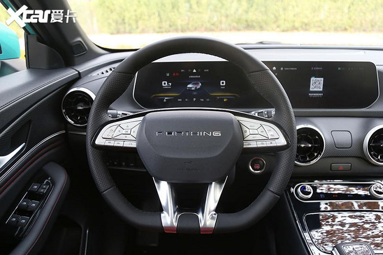 Đối với nội thất, Dongfeng T5 Evo sở hữu không gian cabin đủ rộng rãi cho 5 người ngồi. Các trang bị nổi bật của xe gồm màn hình kép 10,25 inch nối liền cho hệ thống màn hình giải trí và đồng hồ công-tơ-mét, hệ thống điều hoà tự động, hệ thống ra lệnh bằng giọng nói, sạc điện thoại không dây, cửa sổ trời, ghế ngồi và vô-lăng bọc da, ốp trang trí giả sợi carbon,...