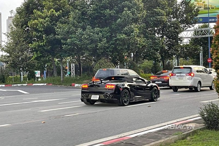 Ngay khi về tay chủ mới, siêu xe mui trần đã được chuyển sang màu cam Arancio Borealis đặc trưng của dòng siêu xe Lamborghini Gallardo cùng với bộ tem nguyên bản. Và bây giờ, chiếc xe lại tiếp tục được đổi màu ngoại thất sang sắc đen huyền bí, giúp diện mạo xe trở nên mạnh mẽ hơn hẳn.