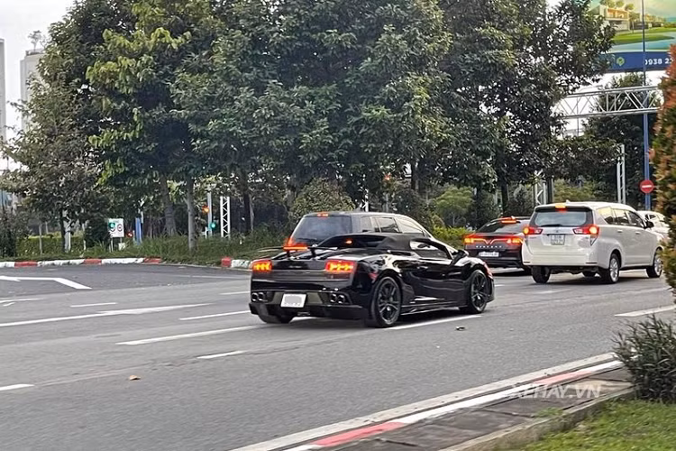 Ngay khi về tay chủ mới, siêu xe mui trần đã được chuyển sang màu cam Arancio Borealis đặc trưng của dòng siêu xe Lamborghini Gallardo cùng với bộ tem nguyên bản. Và bây giờ, chiếc xe lại tiếp tục được đổi màu ngoại thất sang sắc đen huyền bí, giúp diện mạo xe trở nên mạnh mẽ hơn hẳn.