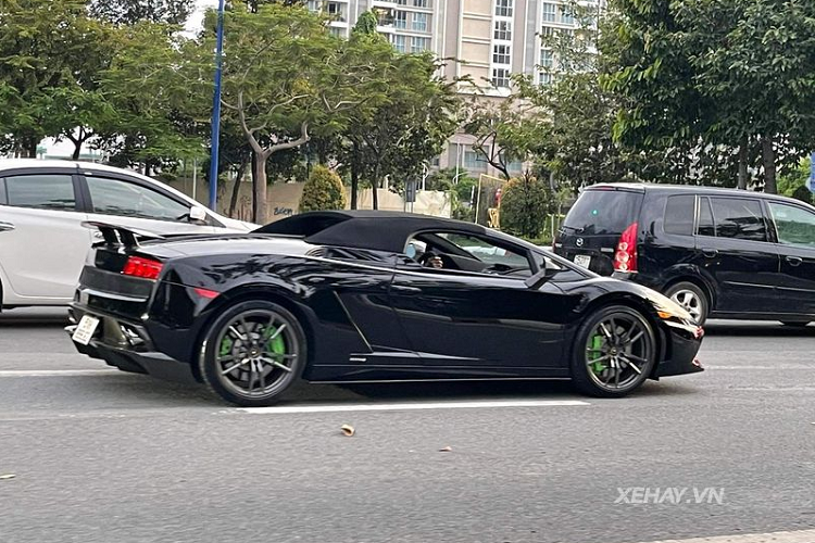 Ở lần tái xuất này, siêu xe Lamborghini Gallardo Spyder Performante đã được đổi sang ngoại thất màu đen huyền bí, đối lập hoàn toàn với bộ cánh màu cam của vài tháng trước. Được biết, chiếc Gallardo Spyder Performante này ban đầu thuộc sở hữu của một đại gia kín tiếng ở Hải Phòng, tuy nhiên, cách đây vài tháng, siêu xe độc nhất Việt Nam đã được bàn giao cho chủ nhân mới.
