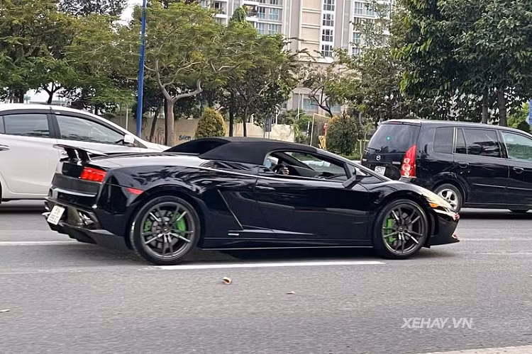 Ở lần tái xuất này, siêu xe Lamborghini Gallardo Spyder Performante đã được đổi sang ngoại thất màu đen huyền bí, đối lập hoàn toàn với bộ cánh màu cam của vài tháng trước. Được biết, chiếc Gallardo Spyder Performante này ban đầu thuộc sở hữu của một đại gia kín tiếng ở Hải Phòng, tuy nhiên, cách đây vài tháng, siêu xe độc nhất Việt Nam đã được bàn giao cho chủ nhân mới.