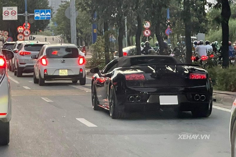 Siêu phẩm này được trang bị bộ mâm thể thao 5 chấu kép kích thước 19 inch cùng kẹp phanh được sơn màu xanh lá nổi bật. Có thể thấy, dù ra mắt từ tháng 11/2021 nhưng đến nay vẻ đẹp của Lamborghini Gallardo Spyder Performante vẫn không hề bị lu mờ.