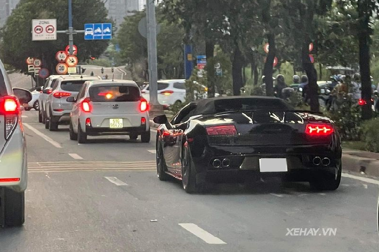 Từ đó, siêu xe Lamborghini Gallardo LP570-4 Spyder Performante có thể dễ dàng tăng tốc từ 0 - 100km/h trong 3,9 giây trước khi chạm ngưỡng tối đa 325 km/h.