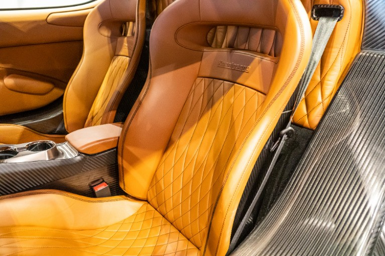 Hiện giới mê xe đang rất quan tâm khi nào Koenigsegg Regera của Hoàng Kim Khánh được mang về dải đất hình chữ S và nơi nào sẽ là địa điểm đón siêu phẩm này dạo chơi. Như vậy, ngay khi xe Koenigsegg Regera về garage, chủ nhân của xe McLaren Senna độc nhất vô nhị tại dải đất hình chữ S sẽ trở thành người đầu tiên trong nước cùng lúc sở hữu 2 siêu phẩm hypercar.