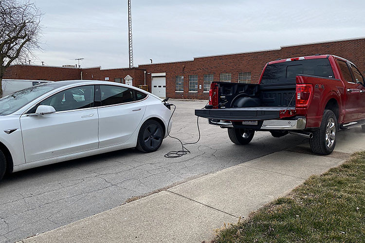 Hệ thống Pro Power Onboard với phích cắm 240V cho khả năng sạc cấp độ 2, tương thích với tất cả các mẫu xe plug-in hybrid và xe thuần điện hiện có của Ford.