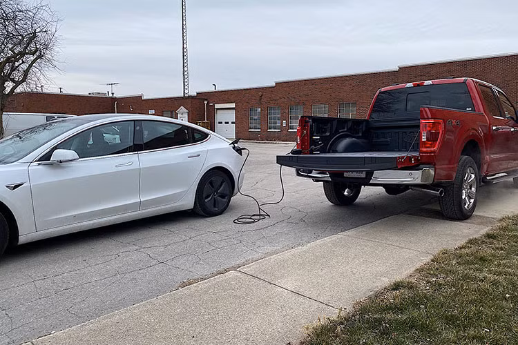 Hệ thống Pro Power Onboard với phích cắm 240V cho khả năng sạc cấp độ 2, tương thích với tất cả các mẫu xe plug-in hybrid và xe thuần điện hiện có của Ford.