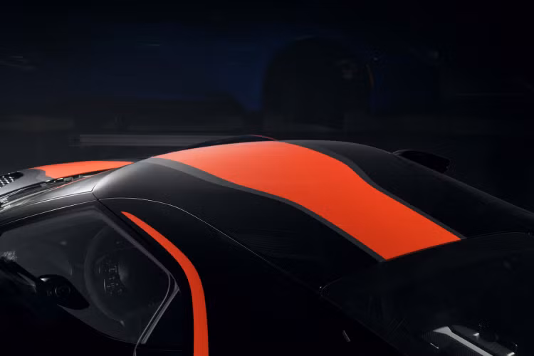 Ford GT trang bị động cơ đặt giữa Ecoboost V6 dung tích 3.5 lít tăng áp kép. Động cơ này sản sinh công suất tối đa 647 mã lực cùng mô-men xoắn cực đại 745 Nm. Sức mạnh được truyền xuống bánh sau thông qua hộp số ly hợp kép Getrag 7 cấp.