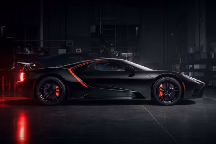 Những phiên bản giới hạn của Ford GT luôn được các tín đồ siêu xe săn đón và được rao bán với mức giá không dưới 1 triệu USD. Mức giá xe Ford GT Heritage Edition chắc chắn cũng không ngoại lệ.