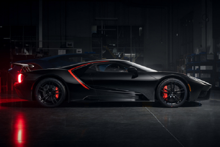 Phiên bản siêu xe Ford GT Heritage Edition 2021 mới được hãng ôtô Mỹ trình làng dưới đây khoác lên mình màu sơn đen bóng với các điểm nhấn màu cam Competition Orange quen thuộc trên các mẫu Mustang. Ngoại thất xe nổi bật với đường sọc lấy cảm hứng từ các xe đua trải dài từ mui xe đến nóc xe.