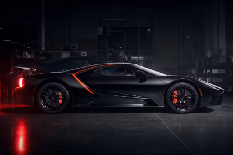 Phiên bản siêu xe Ford GT Heritage Edition 2021 mới được hãng ôtô Mỹ trình làng dưới đây khoác lên mình màu sơn đen bóng với các điểm nhấn màu cam Competition Orange quen thuộc trên các mẫu Mustang. Ngoại thất xe nổi bật với đường sọc lấy cảm hứng từ các xe đua trải dài từ mui xe đến nóc xe.