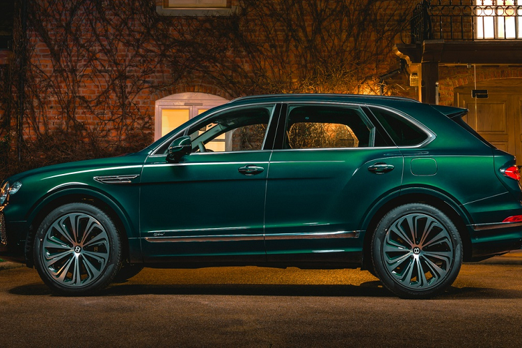 Ngoại hình của chiế xe Bentley Bentayga Hybrid Mulliner độc nhất này có màu xanh ngọc lục bảo sẫm, còn gọi là Viridian (ban đầu được tạo ra cho Concept EXP 10 Speed 6). Màu sắc này được xem là đại diện cho sự tinh khiết, tái tạo, hy vọng, hòa hợp và phát triển theo văn hóa phương Đông.