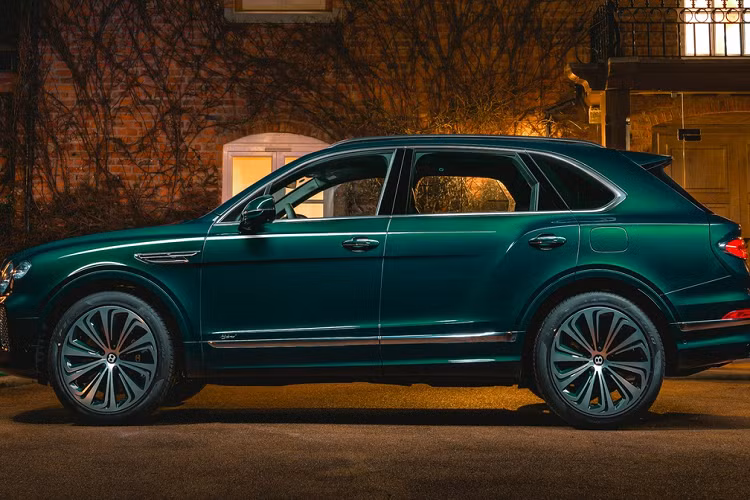 Ngoại hình của chiế xe Bentley Bentayga Hybrid Mulliner độc nhất này có màu xanh ngọc lục bảo sẫm, còn gọi là Viridian (ban đầu được tạo ra cho Concept EXP 10 Speed 6). Màu sắc này được xem là đại diện cho sự tinh khiết, tái tạo, hy vọng, hòa hợp và phát triển theo văn hóa phương Đông.