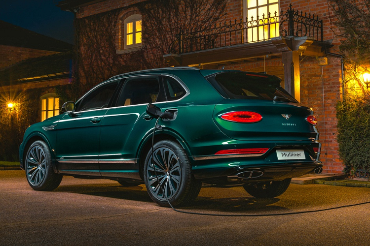 Xe sở hữu gói pin lithium-ion 17,3 kWh, cho phạm vi hoạt động 50 km khi chạy hoàn toàn bằng điện và 862 km khi dùng kết hợp.