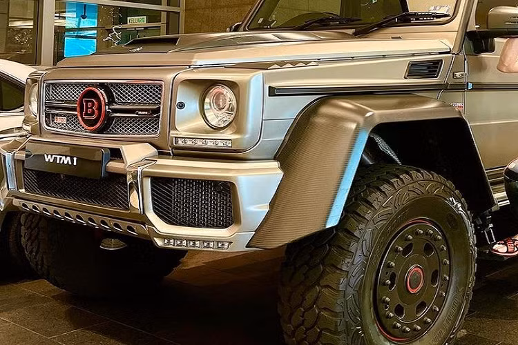 Như đã biết, Brabus G700 6x6 vốn là mẫu SUV độ được phát triển dựa trên Mercedes-AMG G63 6x6. Ban đầu, những chiếc Brabus G700 6x6 vốn không có phiên bản tay lái nghịch (nằm bên phải). Tuy nhiên, Naza World - nhà phân phối nhiều thương hiệu xe tại Malaysia như Ferrari, Maserati, Mercedes-Benz, Citroen, Peugeot, Kia, Ducati, Indian, Piaggio và Vespa - đã đặt hãng độ Brabus chế tạo những chiếc G700 6x6 tay lái nghịch.