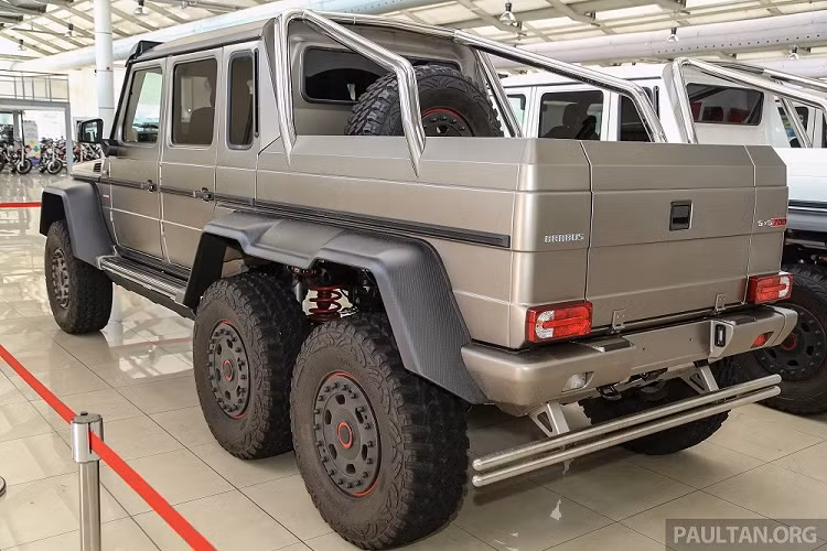 Tại Việt Nam hiện cũng đã có một chiếc Mercedes-Benz G 63 AMG 6x6 được đưa về nước. Thuộc sở hữu của một doanh nhân người Việt nhưng chiếc Mercedes-Benz G 63 AMG 6x6 hàng hiếm này lại đeo biển số Lào. Đây là 1 trong đúng 100 chiếc Mercedes-Benz G 63 AMG 6x6 được sản xuất trên toàn thế giới.