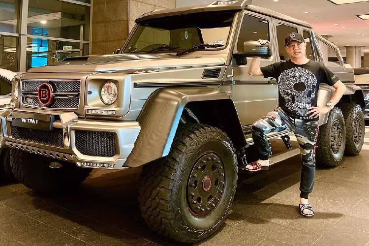 Qua hình ảnh được đăng lên mạng xã hội Twitter, có thể thấy chiếc SUV Brabus G700 6 bánh này được dùng để chở người và hàng hóa ở phía sau. Với bộ lốp 37 inch (khoảng 940 mm), chiều cao gầm 460 mm và khả năng lội nước 1.000 mm, chiếc Brabus G700 6x6 đương nhiên không gặp khó khăn gì khi đi vào vùng lũ.