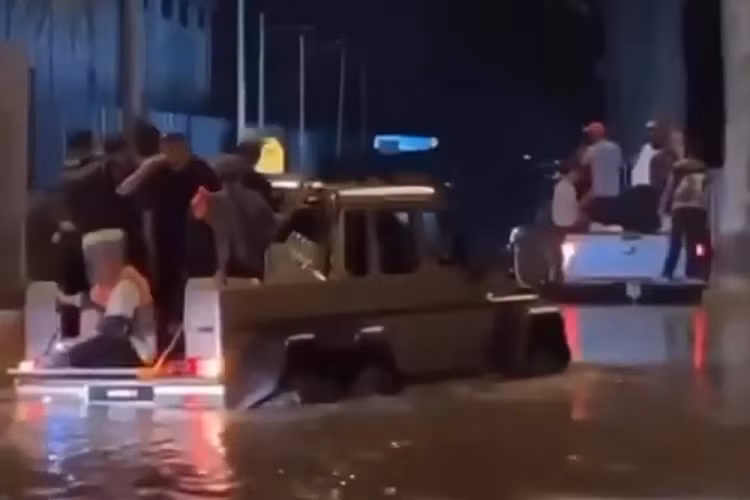 Tổng cộng, có 15 chiếc Brabus G700 6x6 tay lái nghịch đã được ra đời và bán với giá lên đến 3,2 triệu RM (khoảng 17,4 tỷ đồng), chưa bao gồm thuế, tại thị trường Malaysia vào thời điểm năm 2015.