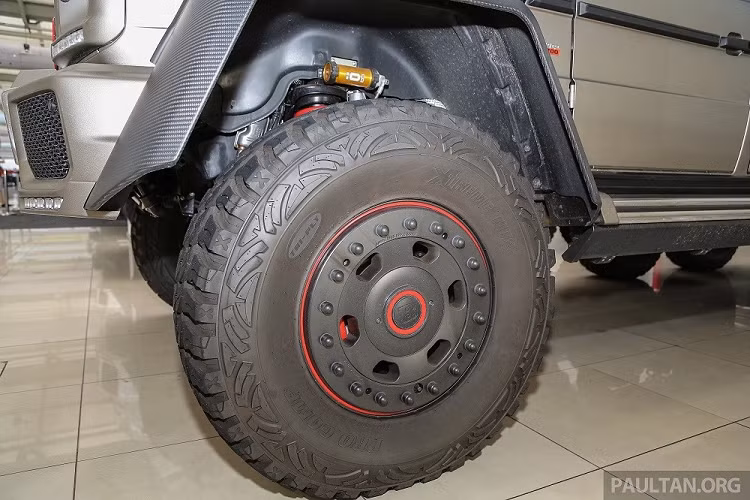 Nhờ bàn tay của hãng độ Brabus, G700 6x6 sở hữu khối động cơ xăng V8, tăng áp kép, dung tích 5.5L giống Mercedes-AMG G 63 6x6 nhưng có sức mạnh lên đến 690 mã lực và mô-men xoắn cực đại 960 Nm. So với Mercedes-AMG G 63 6x6 tiêu chuẩn, mẫu SUV độ này mạnh hơn 154 mã lực và 201 Nm.