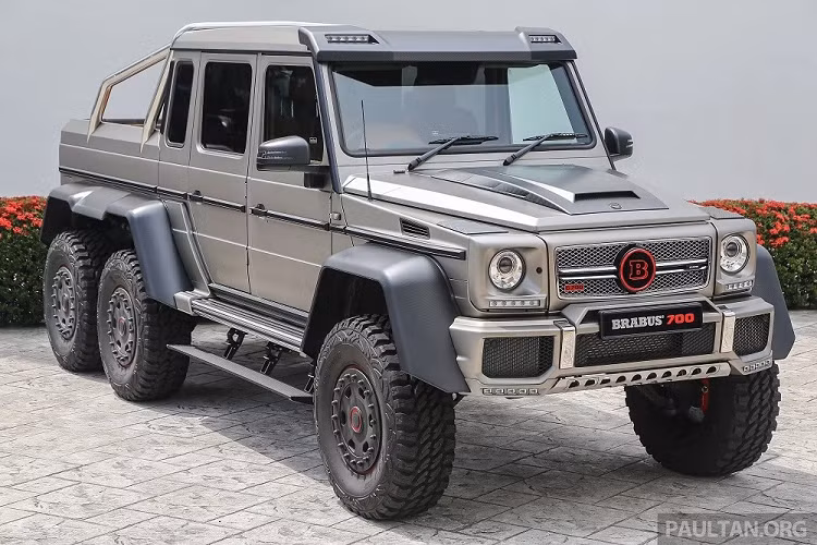 Động cơ của Brabus G700 6x6 đồng hành cùng hộp số tự động AMG Speedshift Plus 7G-Tronic 7 cấp và 5 khóa vi sai. Sức mạnh động cơ cho phép mẫu SUV "khủng long" này tăng tốc từ 0-100 km/h trong thời gian chỉ 7,4 giây. Tuy nhiên, tốc độ tối đa của xe bị giới hạn ở mức 160 km/h vì bộ lốp off-road hạng nặng.