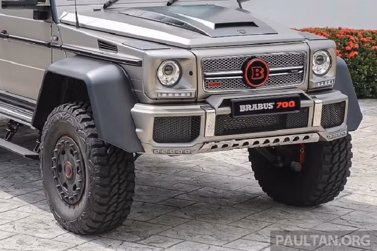 Nhà phân phối xe Naza World đã đặt hãng Brabus chế tạo G600 6x6 tay lái nghịch. Brabus G700 6x6 mạnh mẽ và có khả năng off-road tốt hơn Mercedes-AMG G 63 6x6