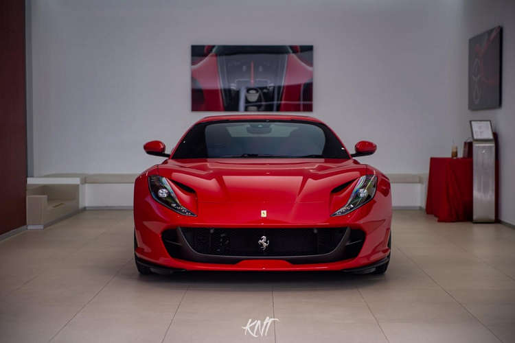 Mới đây, đại lý siêu xe Ferrari Thái Lan đã bàn giao chiếc siêu xe mui trần 812 GTS đầu tiên đến đất nước xứ sở chùa Vàng cho một đại gia sinh sống ở đây. Như vậy, sau gần 6 tháng giới thiệu siêu xe mui trần của Ferrari 812 Superfast, các đại gia Thái Lan đã có chiếc xe Ferrari 812 GTS đầu tiên về đây.