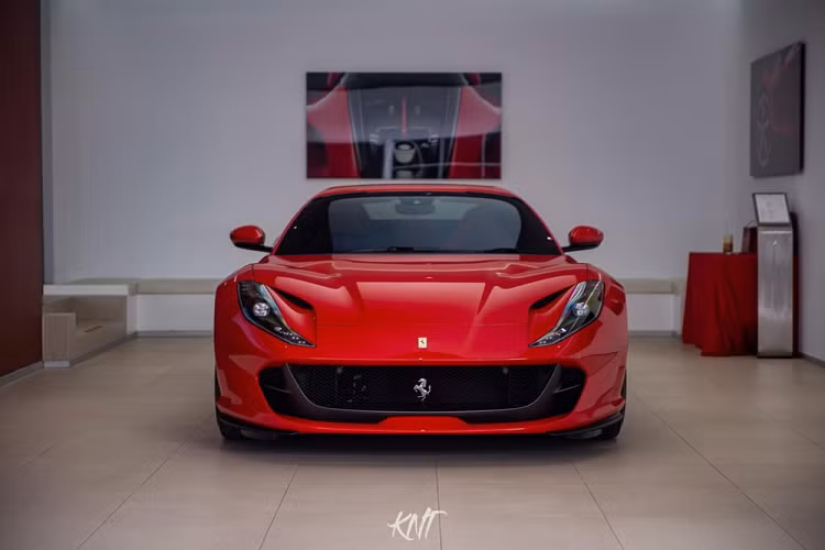 Mới đây, đại lý siêu xe Ferrari Thái Lan đã bàn giao chiếc siêu xe mui trần 812 GTS đầu tiên đến đất nước xứ sở chùa Vàng cho một đại gia sinh sống ở đây. Như vậy, sau gần 6 tháng giới thiệu siêu xe mui trần của Ferrari 812 Superfast, các đại gia Thái Lan đã có chiếc xe Ferrari 812 GTS đầu tiên về đây.