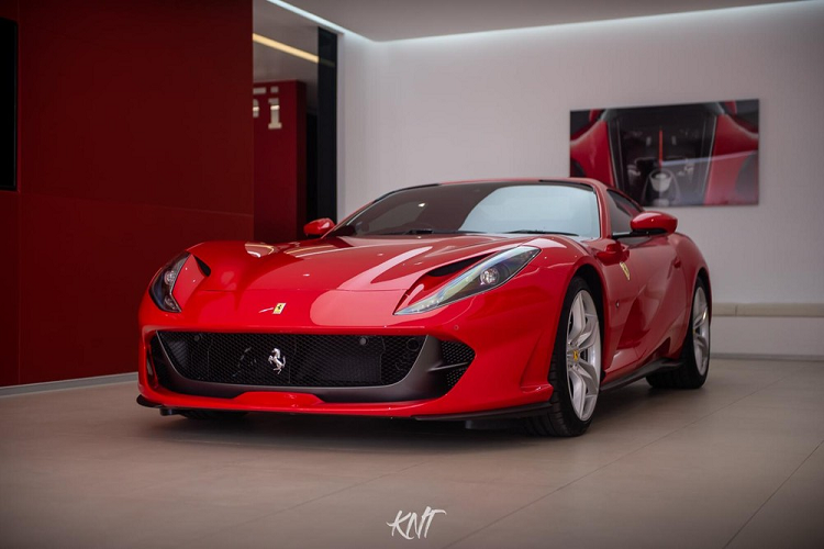 Siêu xe mui trần Ferrari 812 GTS có khả năng tăng tốc từ vị trí đứng yên lên 100 km/h chỉ trong thời gian 2,9 giây, từ 0-200 km/h là trong 8,3 giây, trước khi đạt tốc độ tối đa là 340 km/h. Các thông số này tương đương với phiên bản Ferrari 812 Superfast.
