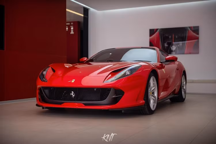 Siêu xe mui trần Ferrari 812 GTS có khả năng tăng tốc từ vị trí đứng yên lên 100 km/h chỉ trong thời gian 2,9 giây, từ 0-200 km/h là trong 8,3 giây, trước khi đạt tốc độ tối đa là 340 km/h. Các thông số này tương đương với phiên bản Ferrari 812 Superfast.
