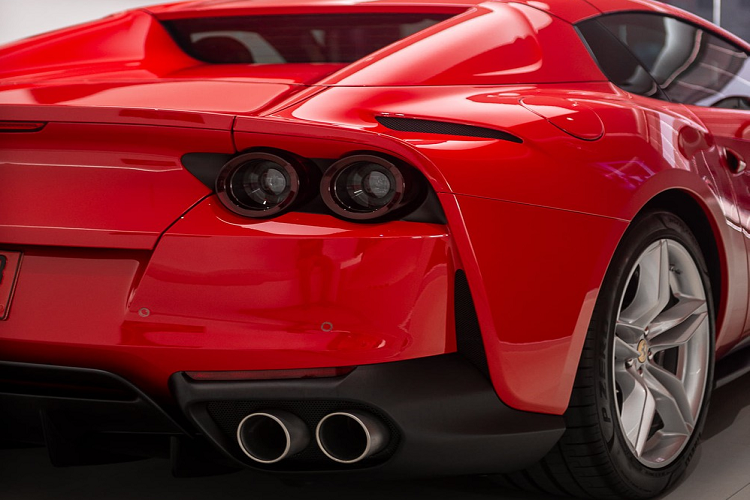 Siêu xe mui trần Ferrari 812 GTS mới đến Thái Lan có thể xem là một ân huệ mà hãng xe Ý dành cho các khách hàng của họ. Trên các phiên bản cao cấp trước đó như Ferrari 599 GTB hay Ferrari F12 Berlinetta đều không có phiên bản mui trần.